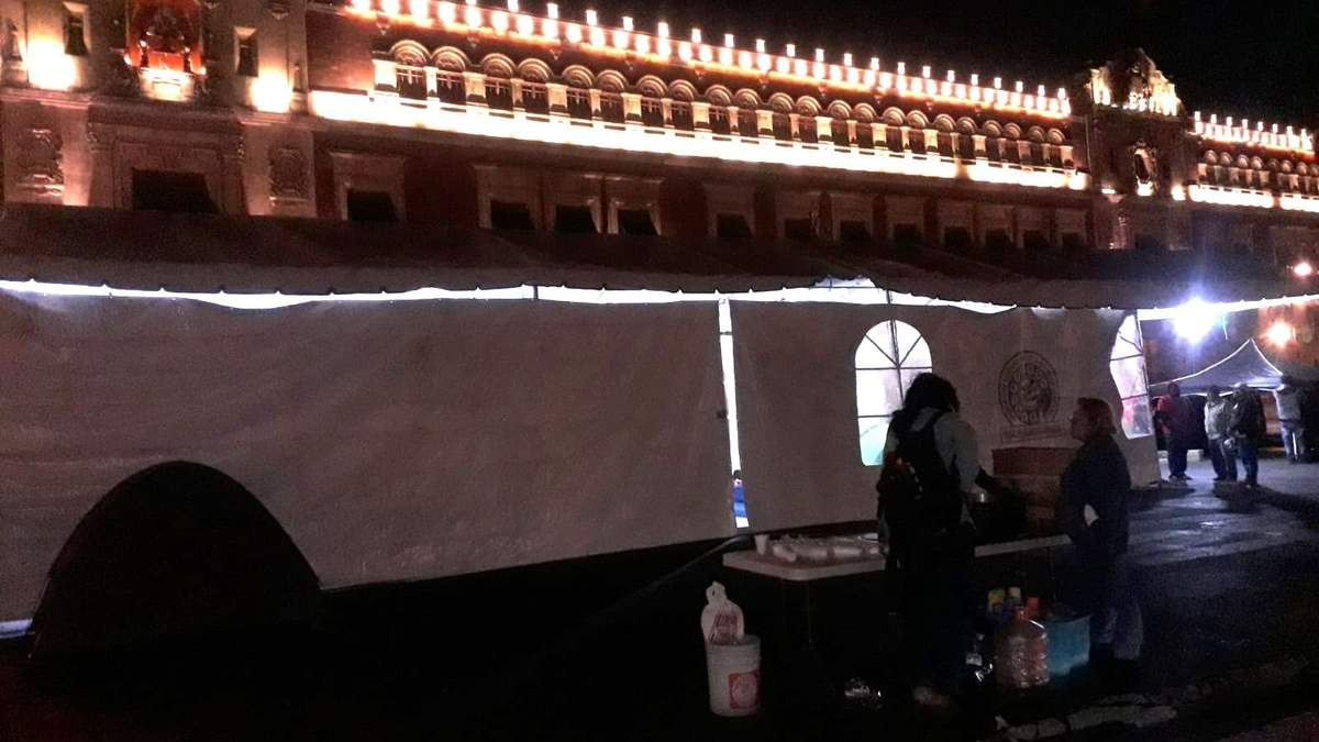 Plantón en el Zócalo de familiares de los 43 normalistas de Ayotzinapa