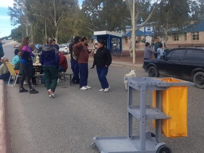 Tercerizados del hospital de Centenario amenazaron con volver a cortar la Avenida Libertador
