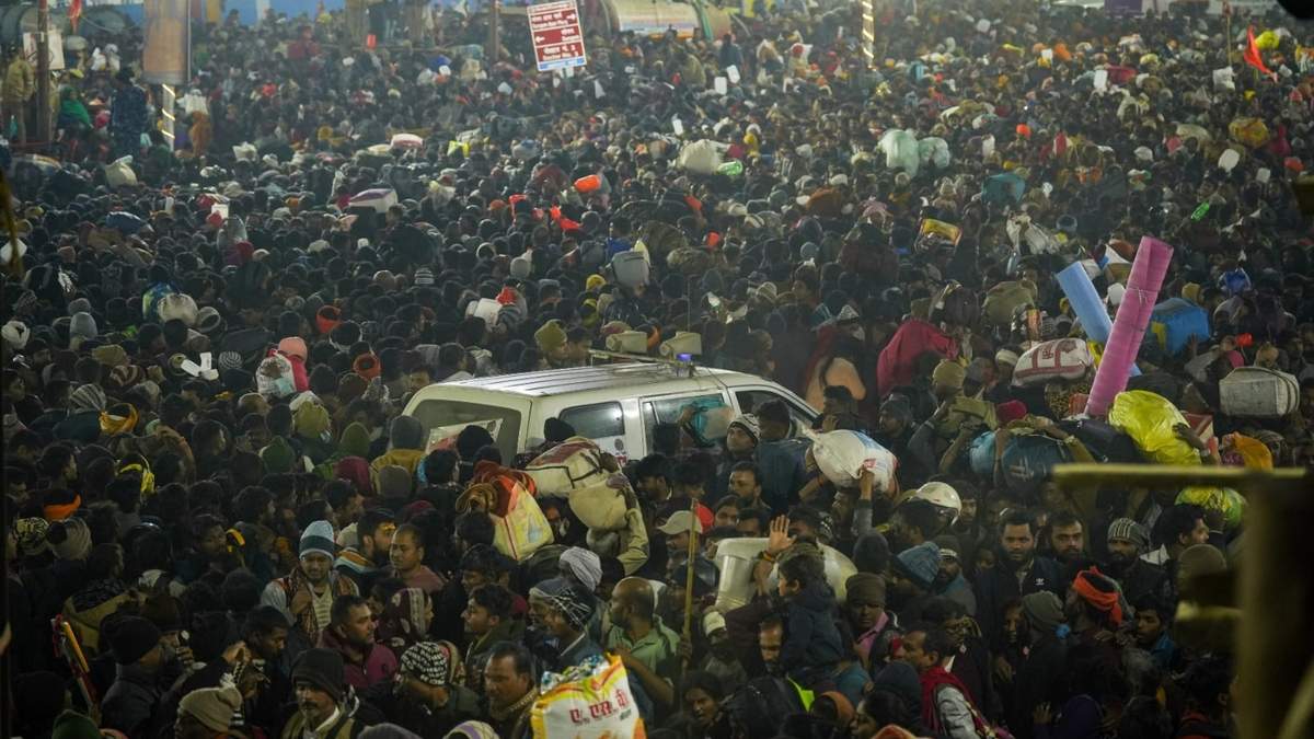 Los fieles corrieron para tomar un baño sagrado en el Sangam, la confluencia de los ríos Ganges, Yamuna y el mítico Saraswati, en la "Mauni Amavasya" o luna nueva, durante el festival de Maha Kumbh en Prayagraj, India