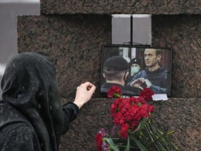 En el Ártico ruso, madre de Alexei Navalny busca el cuerpo de su hijo
