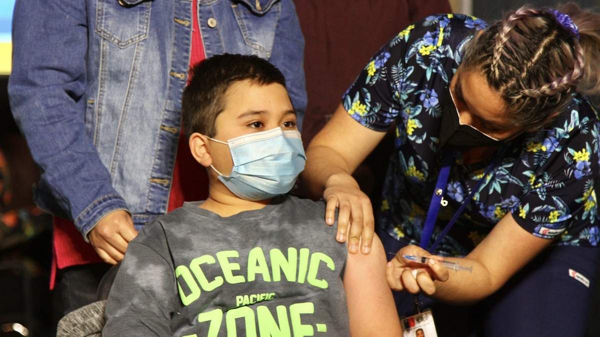 Aplicación de la vacuna contra el coronavirus en infantes. Fuente: (Twitter)