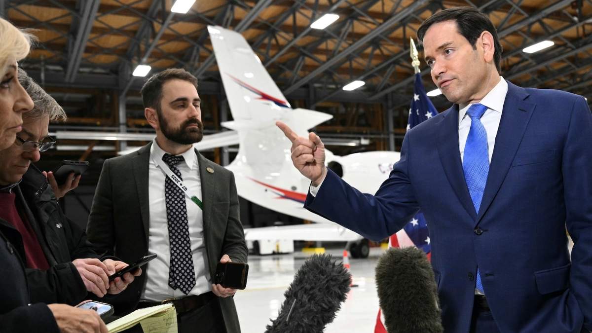 Rubio habla con los periodistas que lo acompañan en el Aeropuerto Internacional John C. Munro de Hamilton, Ontario