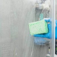 El trucazo exprés e infalible para dejar los vidrios de tu ducha relucientes y sin una mancha