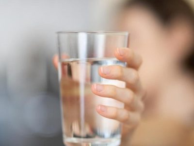 El milagroso ritual con un vaso de agua para atraer dinero de forma urgente a tu vida