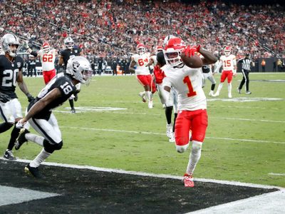 Chiefs derrotan 27-20 a Raiders para ponerse 7-0, con Mahomes lanzando para 262 yardas y 2 TDs