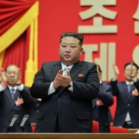 Kim es reelegido como líder del partido que gobierna Corea del Norte, que elogia su arsenal nuclear