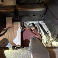 Hombre intenta cruzar a EU escondido en área del tanque de gasolina de un vehículo