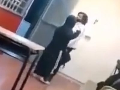 Alumna de secundaria amenaza a su maestra con unas tijeras en Guanajuato
