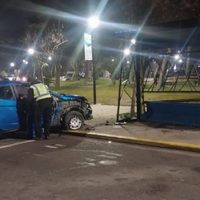 Un conductor alcoholizado chocó contra una garita de colectivos en pleno centro; hubo heridos