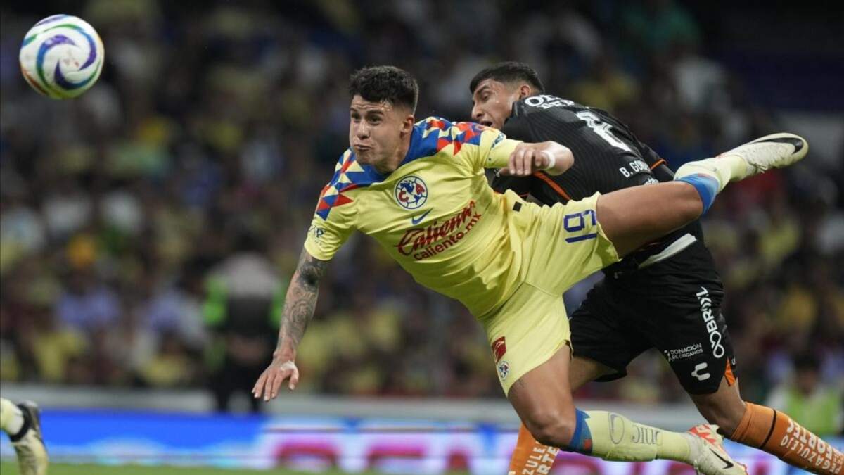 Illian Hernández, del América, remata de cabeza, frente a Bryan González, del Pachuca, en la vuelta de los cuartos de final de la Liga MX