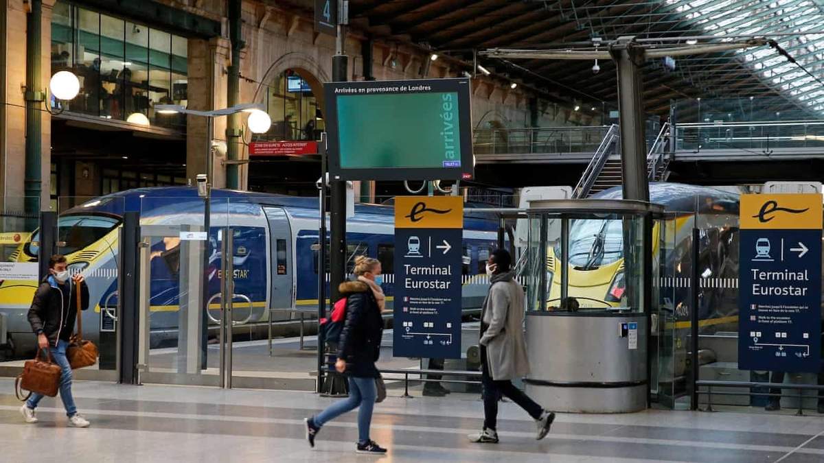 El tren Eurostar, que conecta Francia con el Reino Unido, hoy, cuando se anunciaron las nuevas restricciones por la variante Ómicron. Fuente: (Twitter)