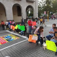 Enfermos con cáncer instalan 'sala de espera” afuera de palacio de gobierno en Veracruz