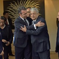 López Obrador reitera amnistía a políticos, empresarios y "famosos"