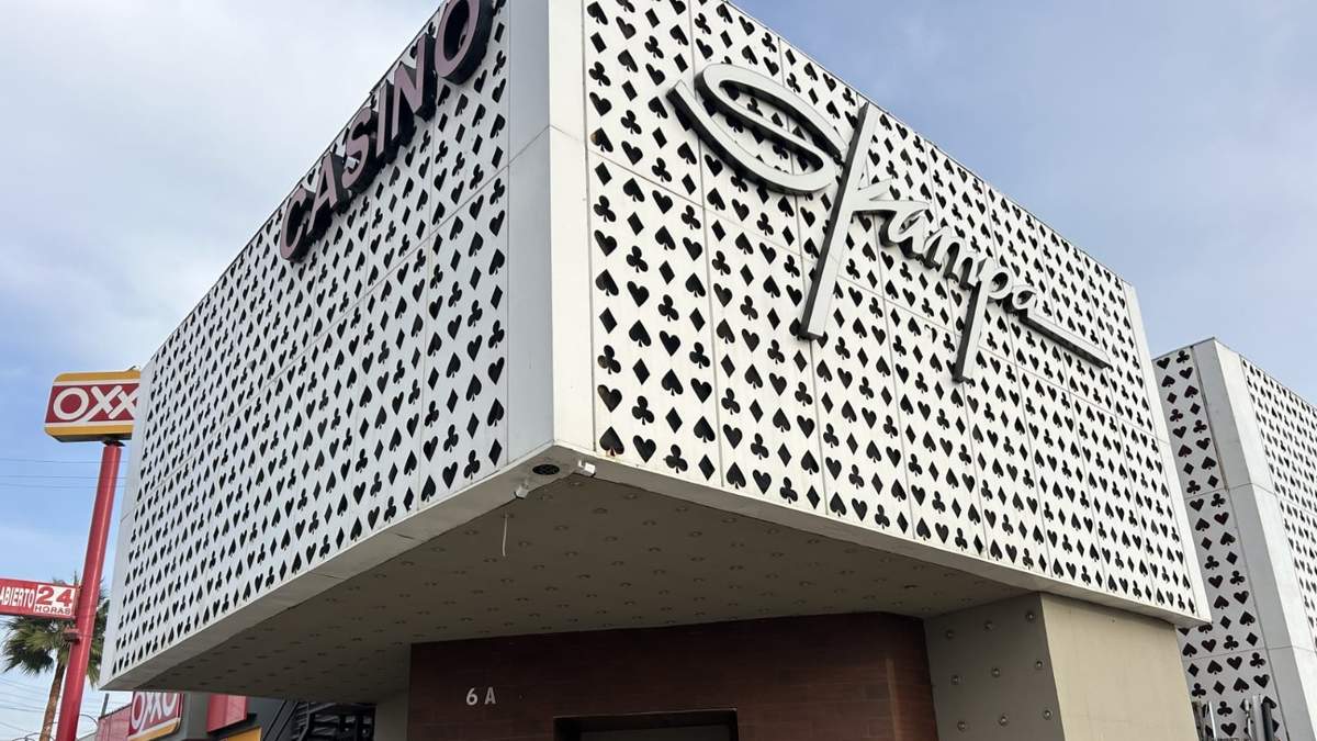 Fachada del Casino Skampa en Ensenada, Baja California