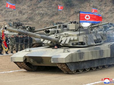 Kim Jong Un conduce tanque de combate durante sesión de entrenamiento con tropas norcoreanas
