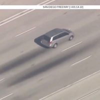 Prófuga evade a la policía por cuatro condados de California antes de huir a México (Video)