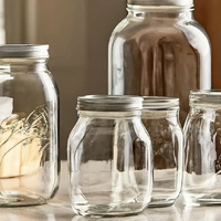 Si tenés un frasco de vidrio gigante en tu cocina y sin usar: mirá esta idea Pinterest para decorarlo con onda vintage