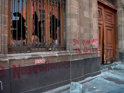 El Centro Prodh se deslinda del ataque a Palacio Nacional (Videos)
