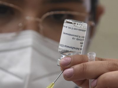 AstraZeneca retirará su vacuna contra covid a nivel mundial por esta razón