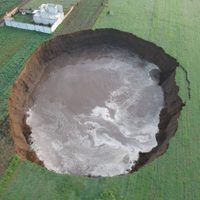 Socavón gigante se forma en Puebla; tiene más de 60 metros de diámetro y 20 de profundidad