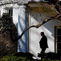 La Casa Blanca niega acceso de medios críticos a conferencia con Spicer