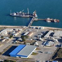 Vaca Muerta Oil Sur avanza: arribó el buque con los módulos y contenedores para el obrador