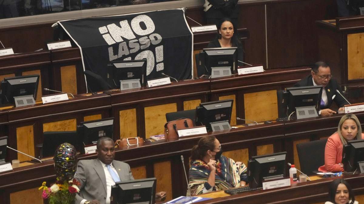 Pancarta contra el mandatario ecuatoriano en la Asamblea