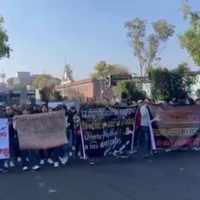 Maestros marchan en la CDMX en demanda de nivelación salarial; la CNTE se deslinda