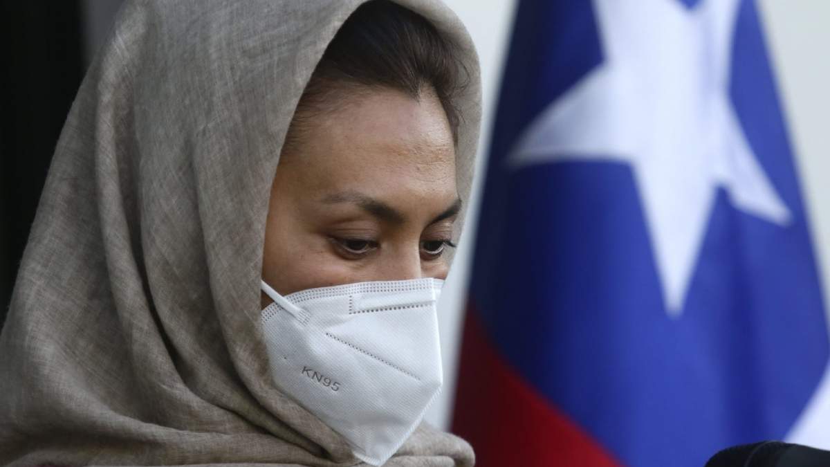 Zainab Momeny, la primera refugiada afgana en llegar a Chile tras la toma del poder por parte de los talibanes. Fuente: (Twitter)