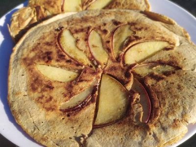 Pancakes invertidos: con 1 solo huevo y 1 manzana, prepará esta receta exprés para la merienda