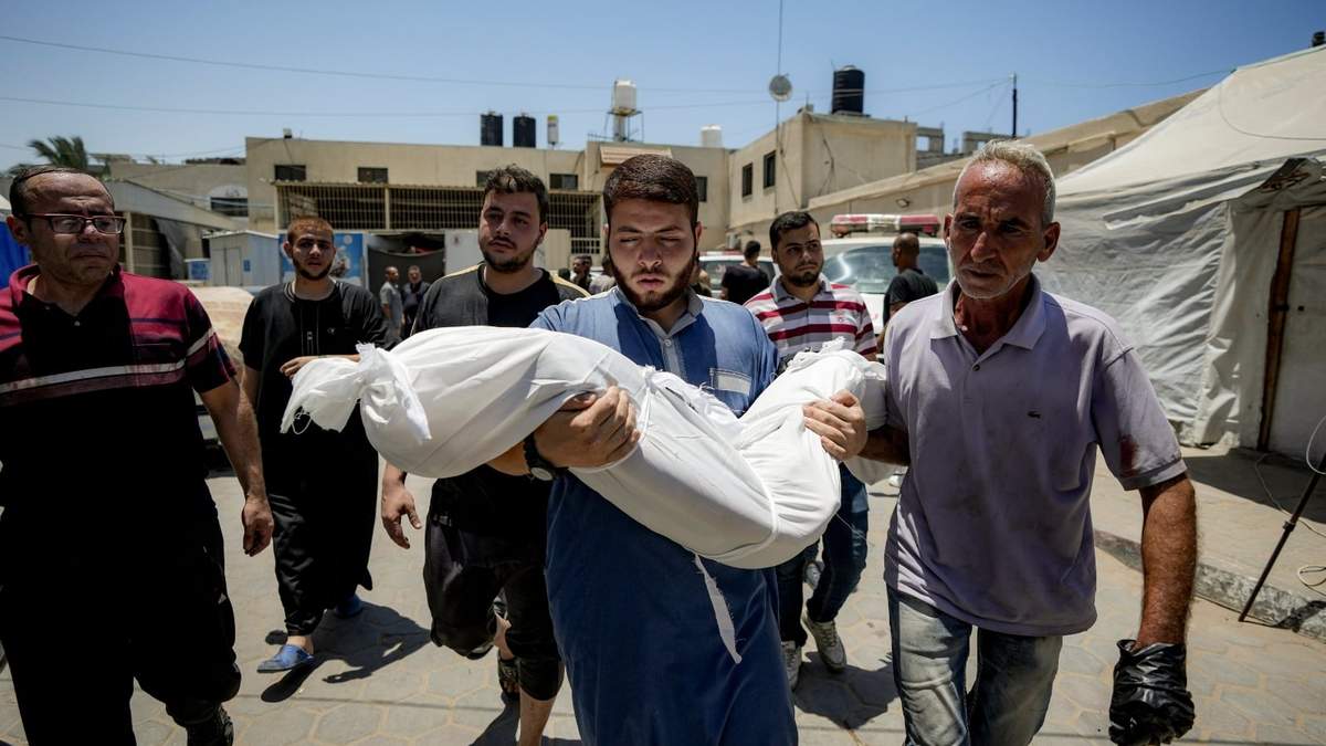 Un palestino sostiene el cuerpo de un niño muerto en el bombardeo israelí de la Franja de Gaza