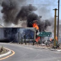 Ola de narcobloqueos sacude a Michoacán; grupos criminales incendian vehículos y Oxxos (Video)