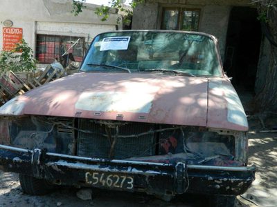 Autos abandonados como refugio en Neuquén: crece la preocupación en los barrios