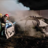 Denunciaron en Centenario que fueron abordadas para robarles el auto y apareció incendiado