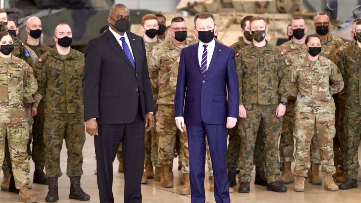 El secretario de la Defensa de EU, Lloyd Austin (izq.), visitó a soldados de su país que colaboran con tropas de Polonia