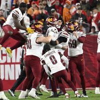 Daniels lleva a Commanders a primera victoria en playoffs en 6 mil 945 días, 23-20 sobre Buccaneers