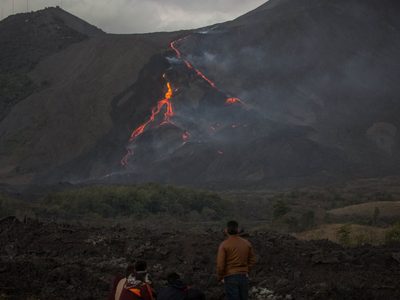 Un volcán en el Caribe entra en erupción: ordenan evacuaciones masivas