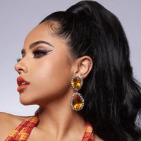¡Hace pensar en otra cosa! Becky G y los cueros negros que no alcanzan
