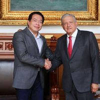 López Obrador recibe al líder de Morena, Mario Delgado, en Palacio Nacional