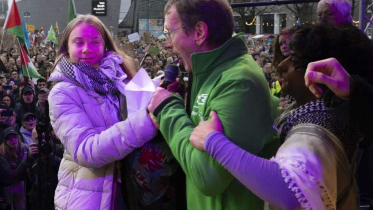Un hombre se sube a la tarima para quejarse porque la activista climática Greta Thunberg invitó a hablar a una mujer palestina en una manifestación contra el cambio climático, en Ámsterdam