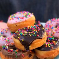 Donas coloridas con chocolate derretido: rendidoras para las fiestas de los chicos y con un sabor irresistible