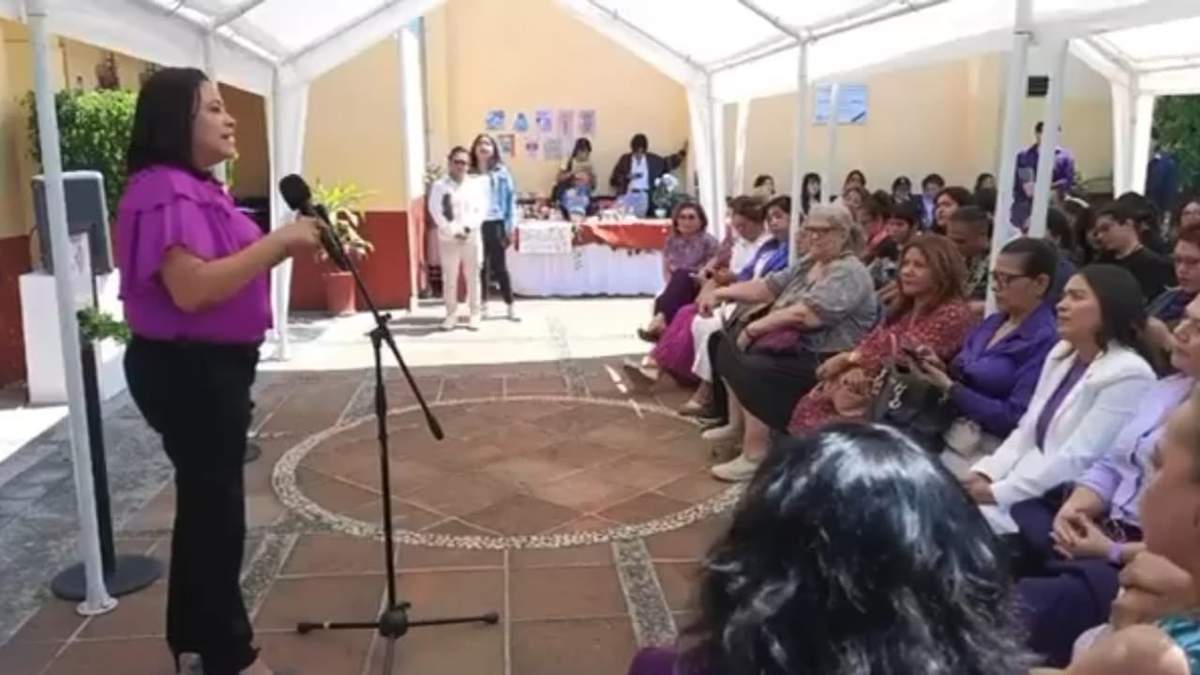La diputada morenista Gladys Cortés durante su discurso ante mujeres en Chilpancingo.
