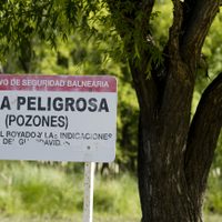 Rescataron a una familia que se encontraba varada en un sector del Río Limay