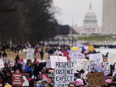 Decenas de miles de personas se manifiestan en Washington, previo a la investidura de Trump