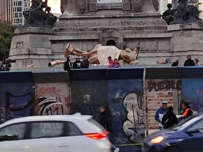 Escultura "caída" en el Ángel de la Independencia es para una filmación: Gobierno CDMX