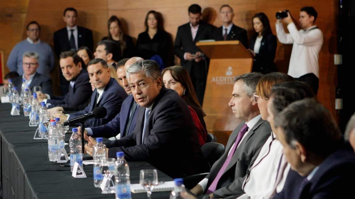 Reunión de Figueroa con los intendentes, diputados, integrantes del TSJ y la policía. Fuente: (Emiliano Ortiz)