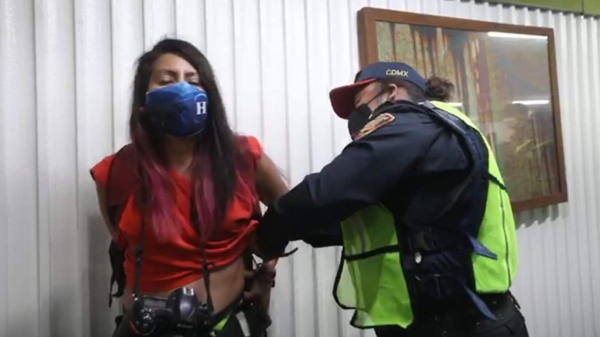 Una fotorreportera detenida