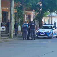 Gracias a los vecinos, un hombre fue detenido frente a la casa de su ex; estaba armado