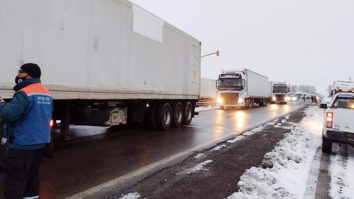Los camioneros esperan la apertura de Pino Hachado. Fuente: (Facebook)