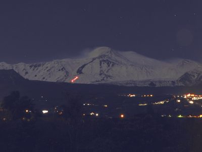 El volcán Etna entra de nuevo en erupción y expulsa una columna de cenizas